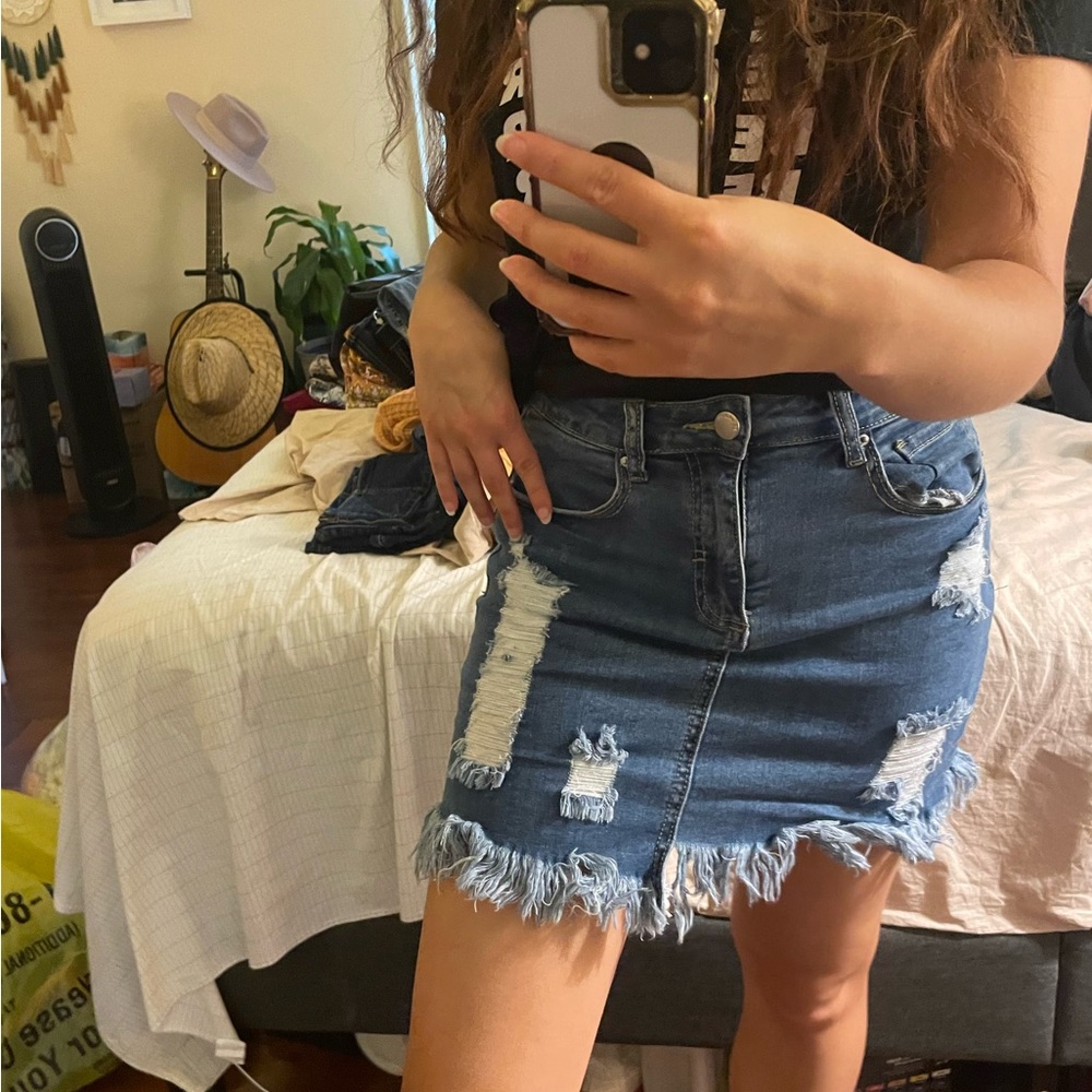 Distressed and frayed denim skirt with pockets
